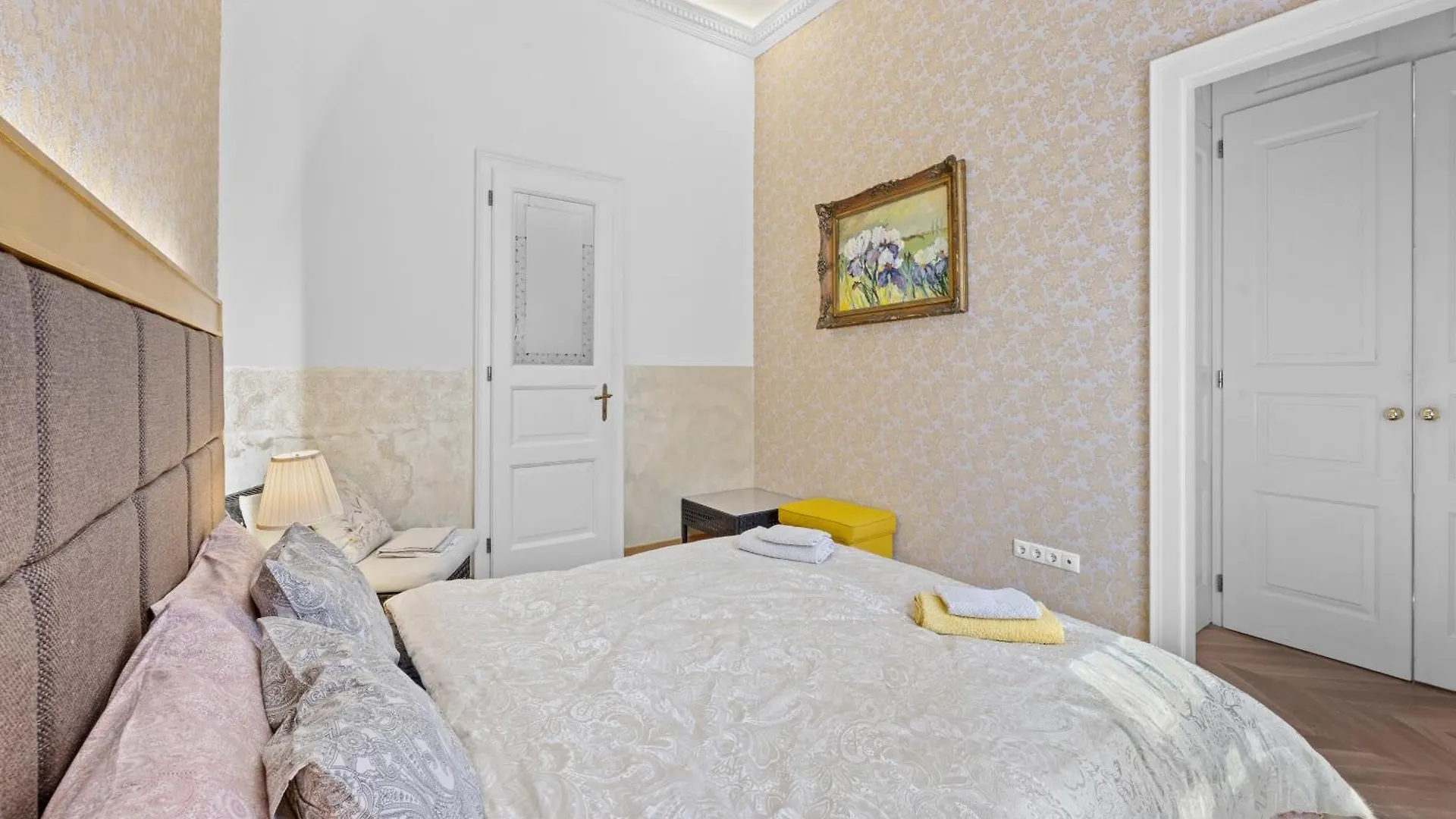 Count Zrinyi Basilica Luxurious Residence Budapest